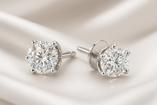 Certified diamond stud earrings in 18KT white gold, ideal for weddings or parties.