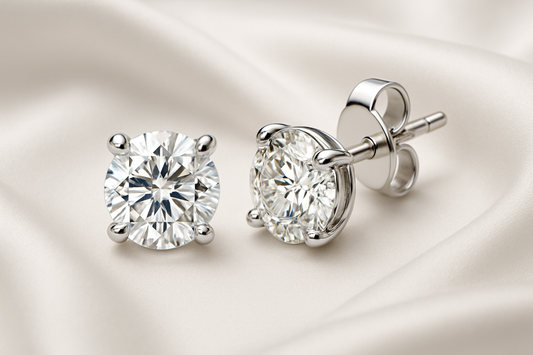 Certified diamond stud earrings in 18KT white gold, ideal for weddings or parties.