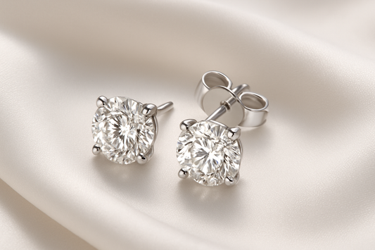 Certified diamond stud earrings in 18KT white gold, ideal for weddings or parties.