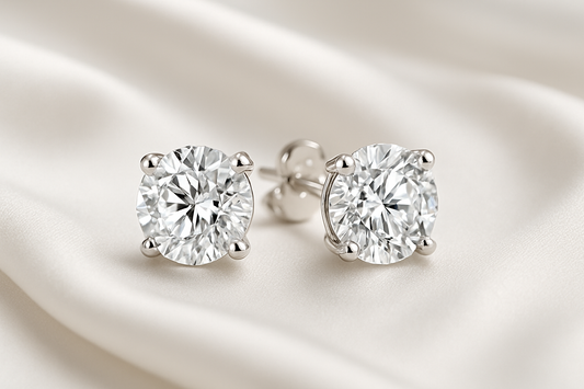 Certified diamond stud earrings in 18KT white gold, ideal for weddings or parties.