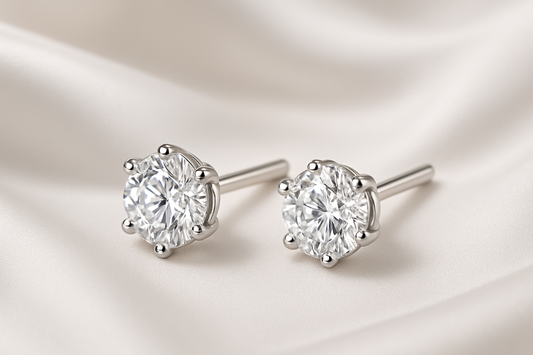 Certified diamond stud earrings in 18KT white gold, ideal for weddings or parties.