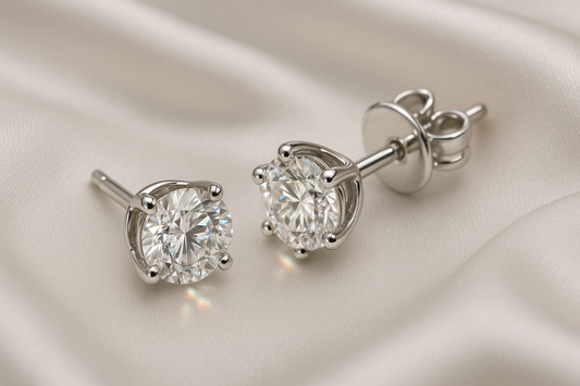 Certified diamond stud earrings in 18KT white gold, ideal for weddings or parties.