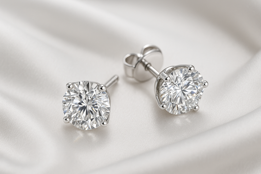 Certified diamond stud earrings in 18KT white gold, ideal for weddings or parties.
