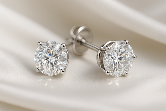 Certified diamond stud earrings in 18KT white gold, ideal for weddings or parties.