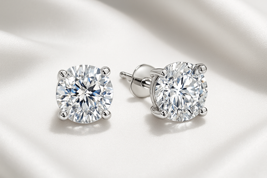 Certified diamond stud earrings in 18KT white gold, ideal for weddings or parties.
