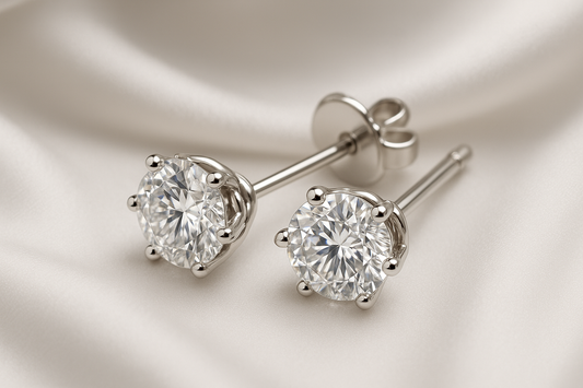 Certified diamond stud earrings in 18KT white gold, ideal for weddings or parties.